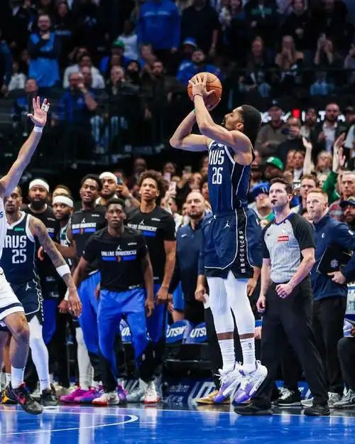 包含小牛客场大胜，东契奇再掌控比赛的词条