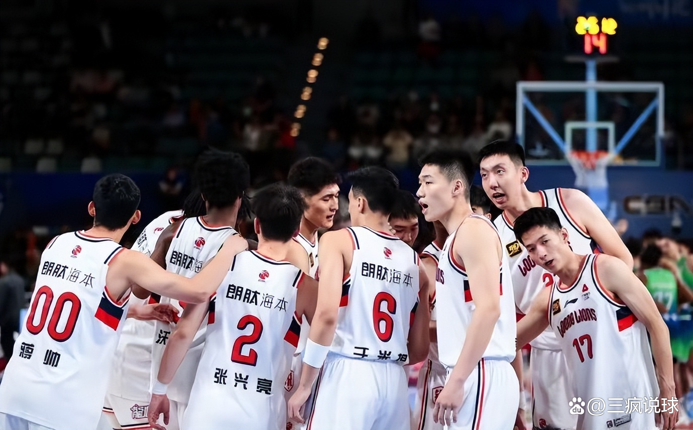 湖南男篮在比赛中展现出色团队合作