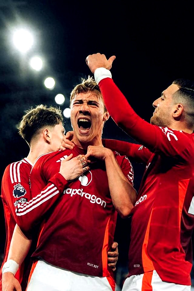  莱万多夫斯基回归赛场，赛事规则更新首场状态亮眼，曼联观众沸腾！